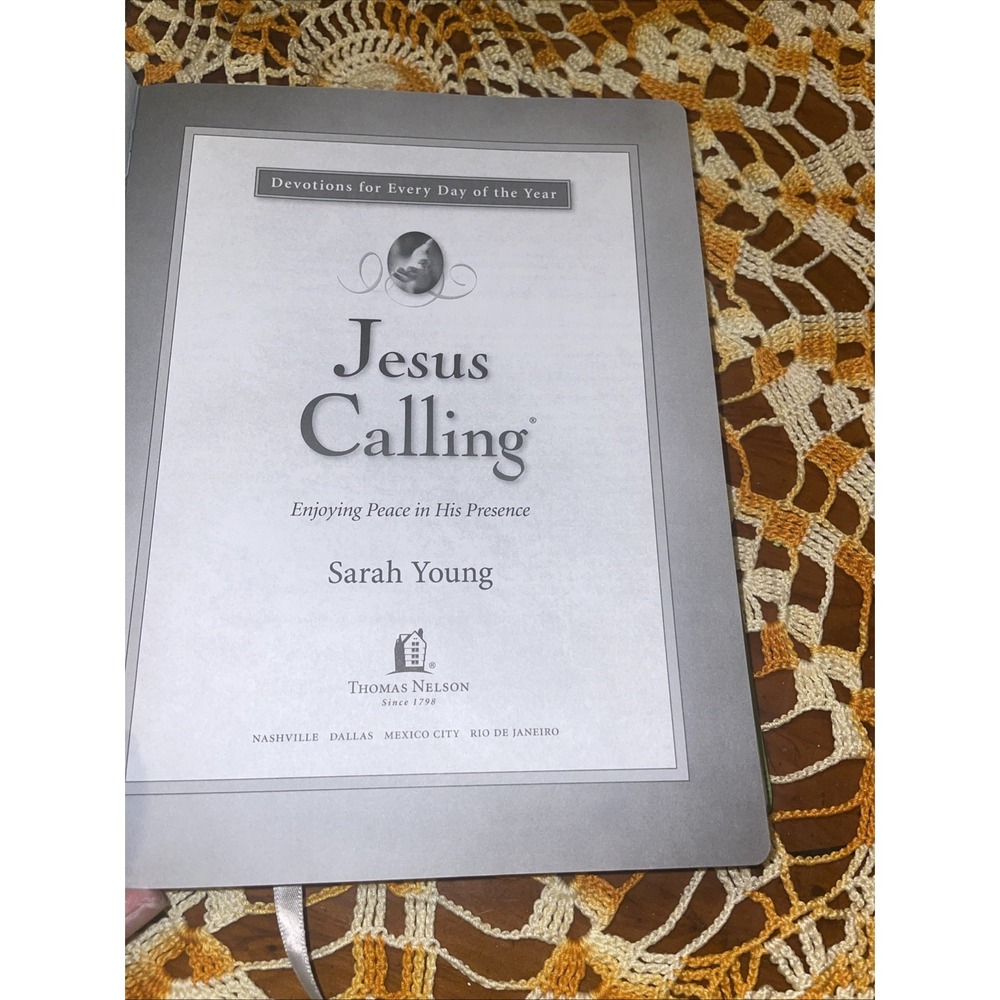 Jesus Calling 365 Day Devotional Sarah Young Faux Green Leather Comfort Print - Picture 6 of 8